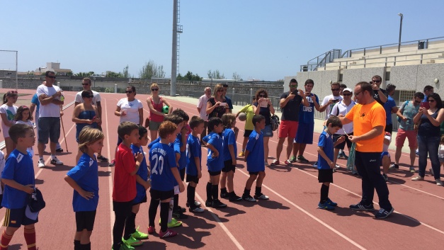 El concejal de Deportes coloca medallas a niños deportistas de nuestro municipio.